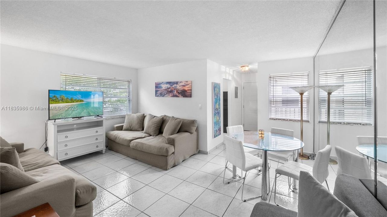 Recently Sold: $285,000 (1 beds, 1 baths, 686 Square Feet)