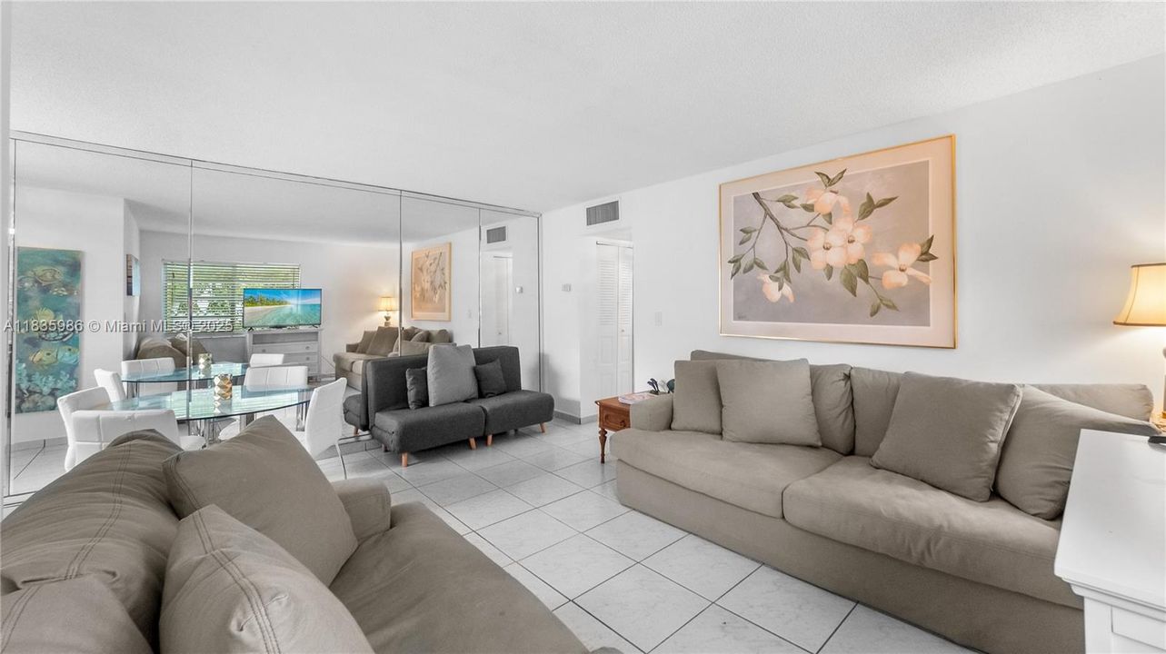 Recently Sold: $285,000 (1 beds, 1 baths, 686 Square Feet)