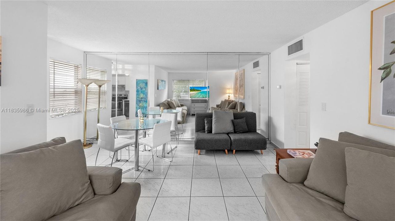 Recently Sold: $285,000 (1 beds, 1 baths, 686 Square Feet)