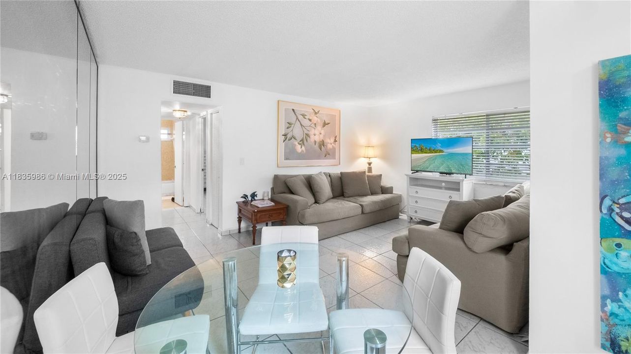 Recently Sold: $285,000 (1 beds, 1 baths, 686 Square Feet)