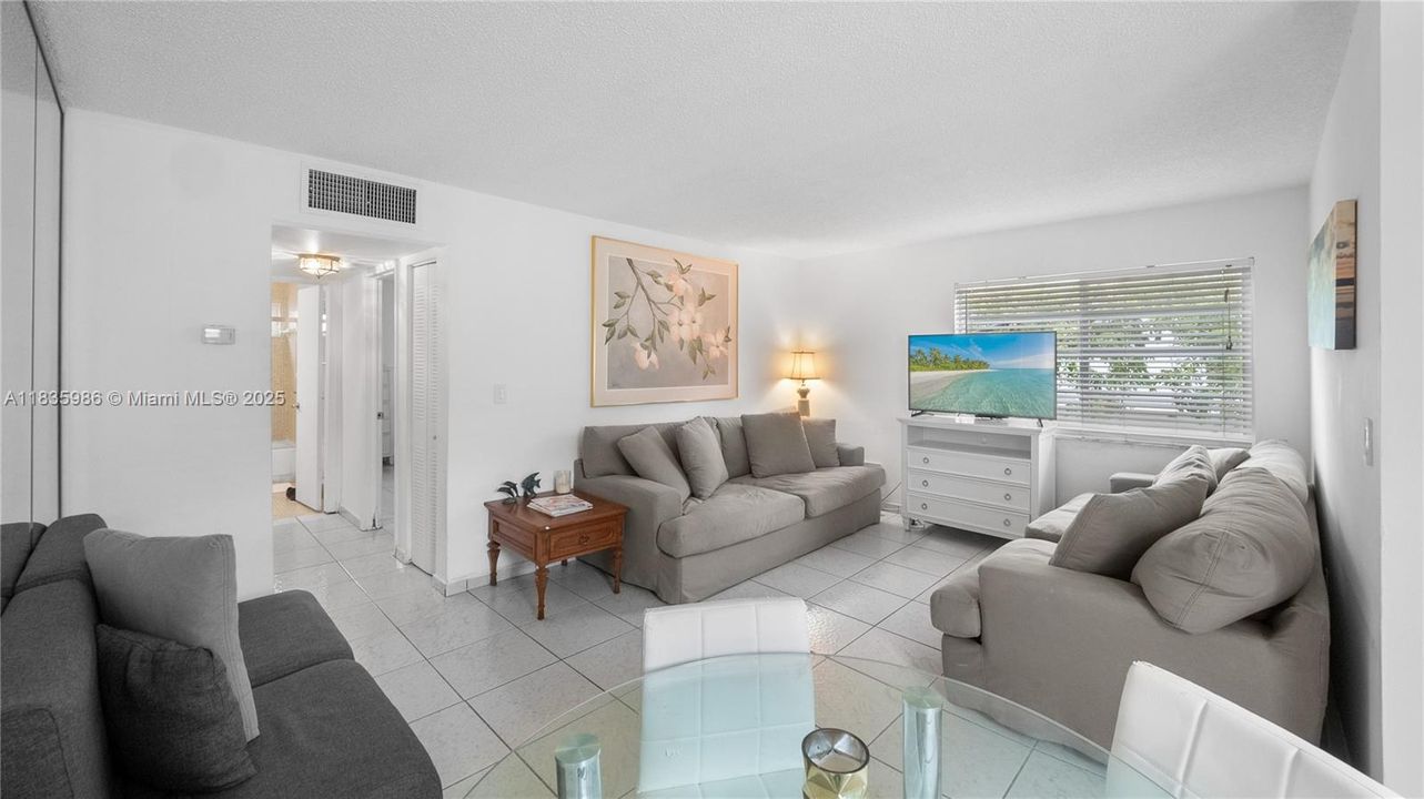 Recently Sold: $285,000 (1 beds, 1 baths, 686 Square Feet)