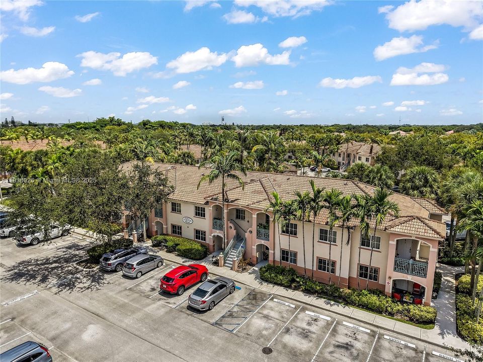 Active With Contract: $285,500 (2 beds, 2 baths, 815 Square Feet)