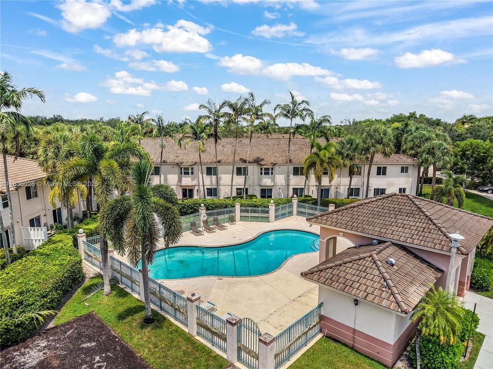 Active With Contract: $285,500 (2 beds, 2 baths, 815 Square Feet)