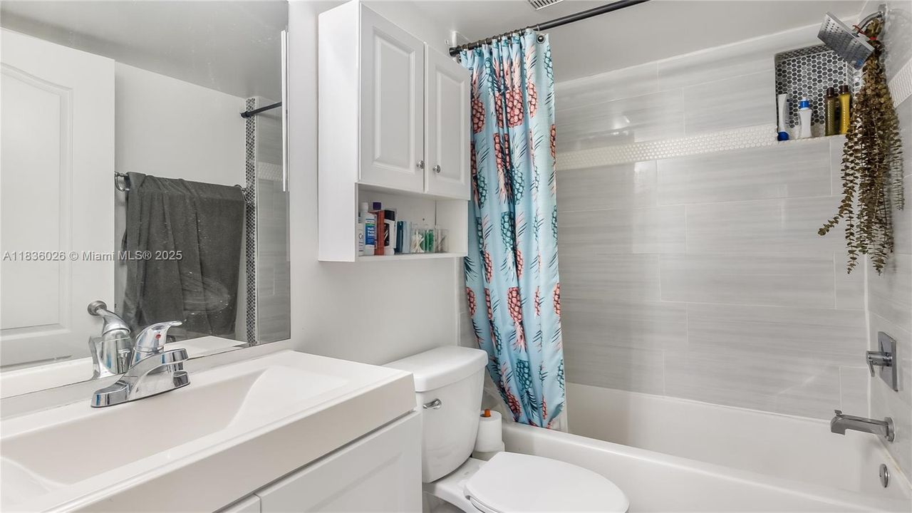 Active With Contract: $285,500 (2 beds, 2 baths, 815 Square Feet)