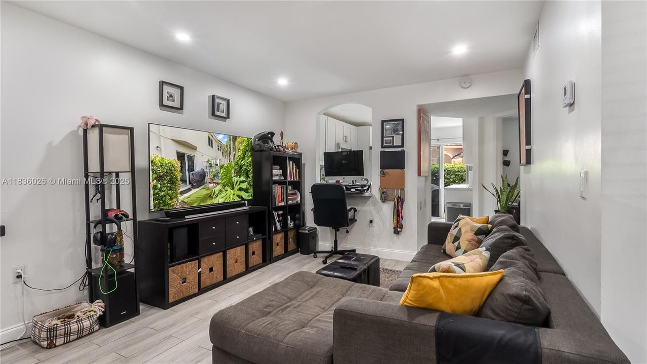 Active With Contract: $285,500 (2 beds, 2 baths, 815 Square Feet)