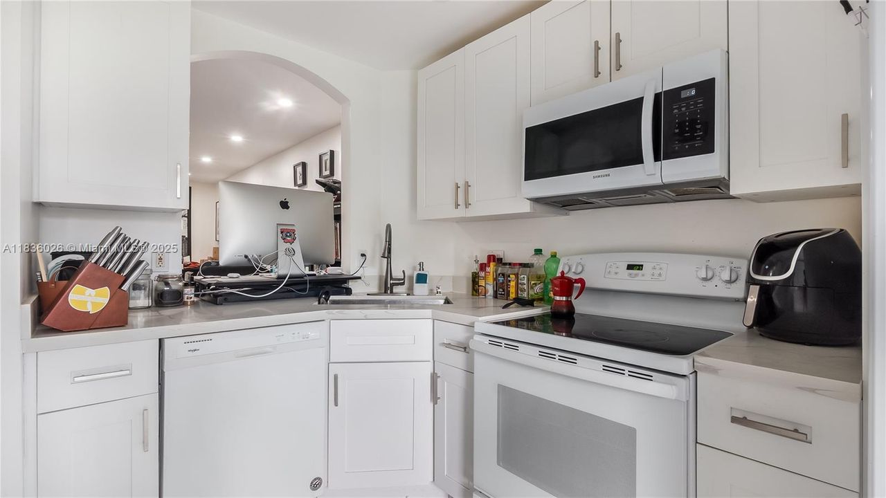 Active With Contract: $285,500 (2 beds, 2 baths, 815 Square Feet)