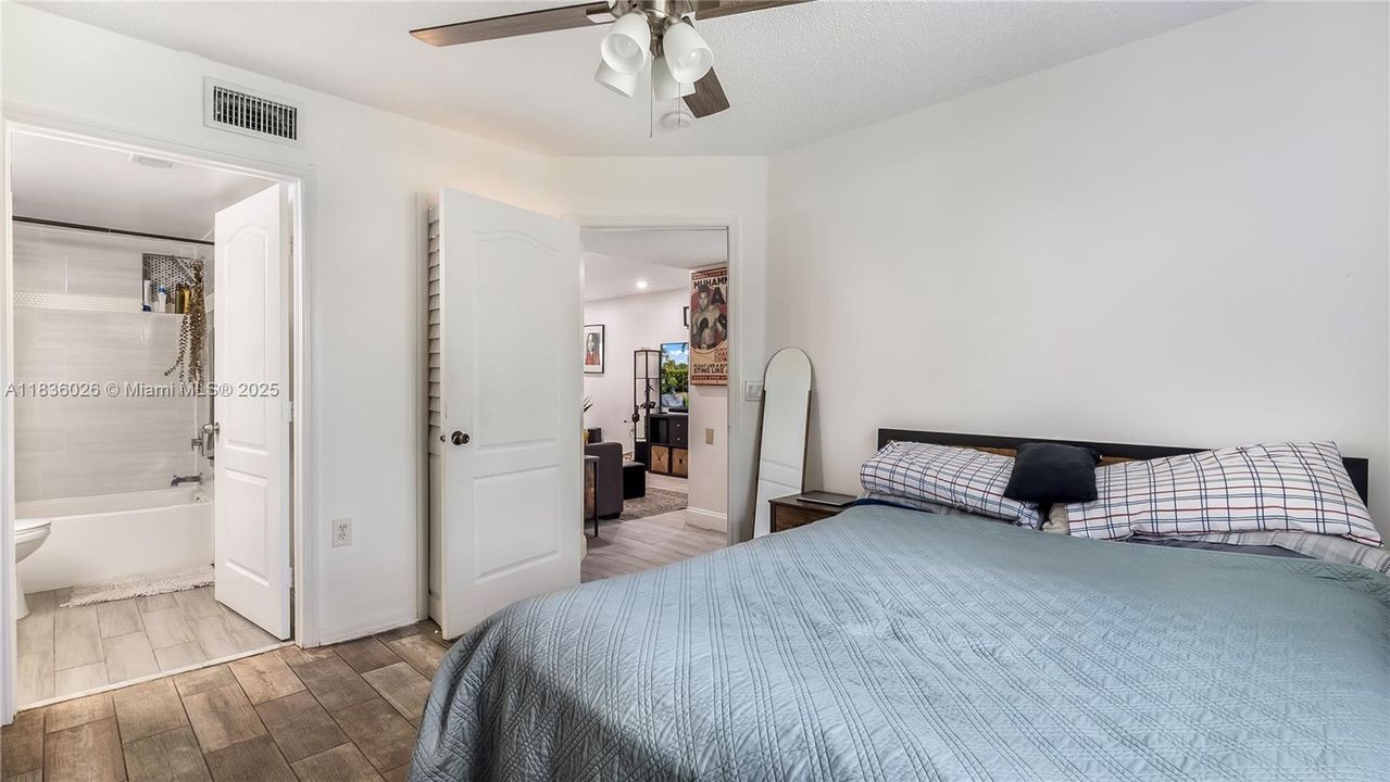 Active With Contract: $285,500 (2 beds, 2 baths, 815 Square Feet)