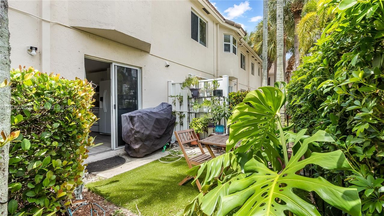 Active With Contract: $285,500 (2 beds, 2 baths, 815 Square Feet)