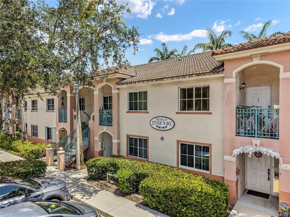 Active With Contract: $285,500 (2 beds, 2 baths, 815 Square Feet)