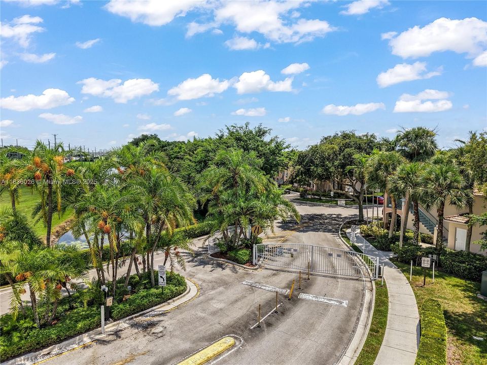 Active With Contract: $285,500 (2 beds, 2 baths, 815 Square Feet)