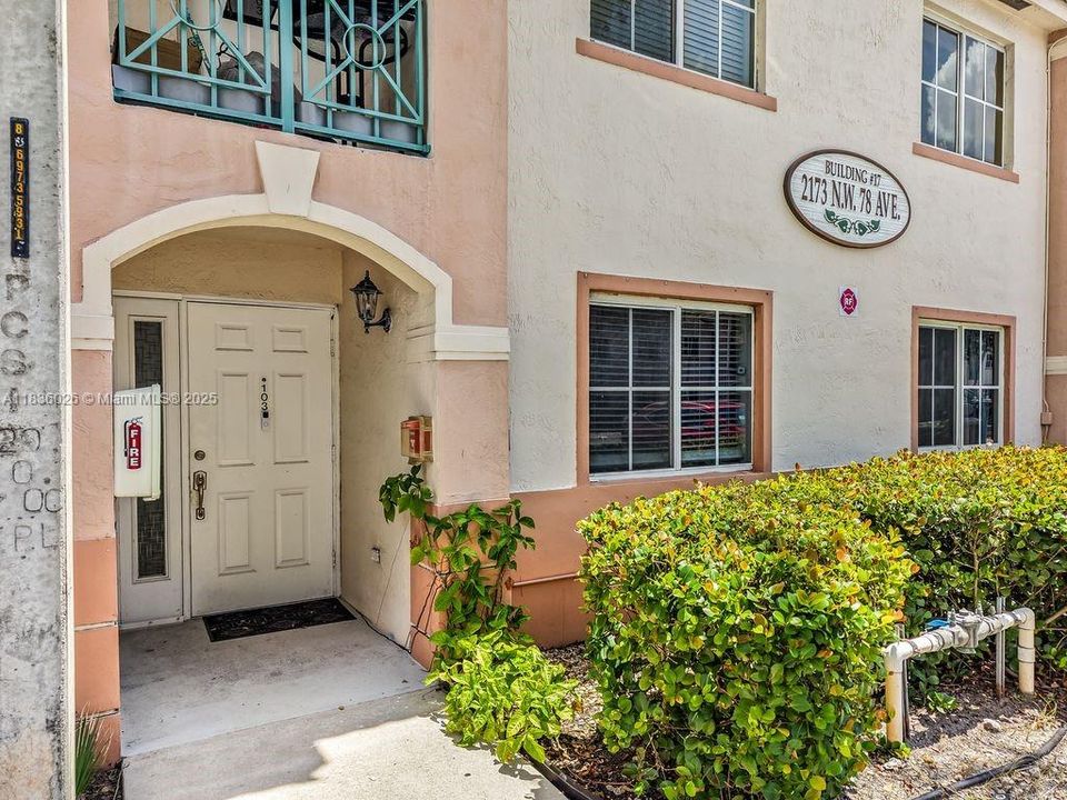 Active With Contract: $285,500 (2 beds, 2 baths, 815 Square Feet)