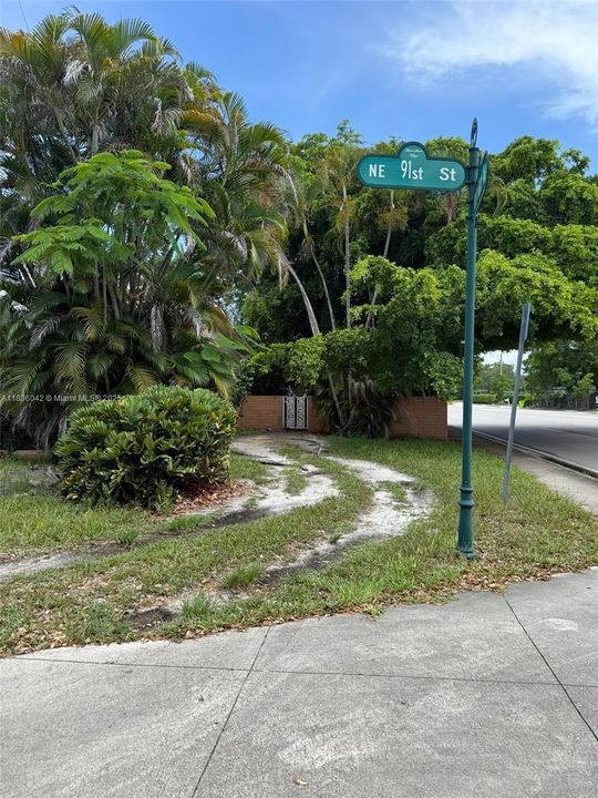 Под контрактом: $795,000 (3 спален, 2 ванн, 1508 Квадратных фут)