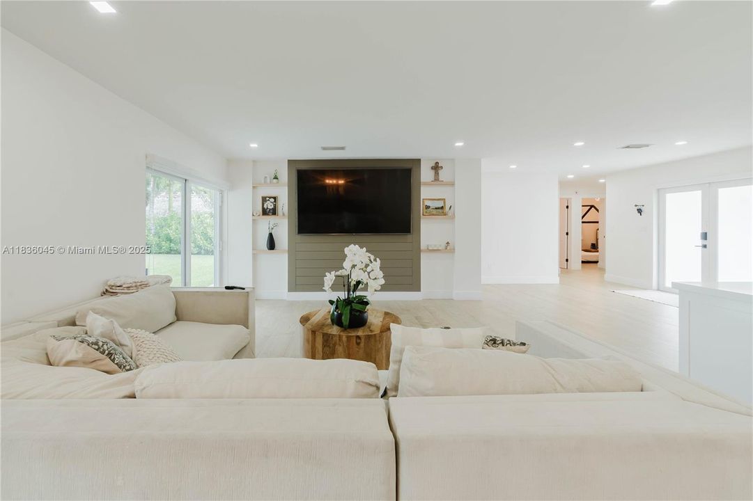 Recently Sold: $949,900 (3 beds, 2 baths, 1885 Square Feet)