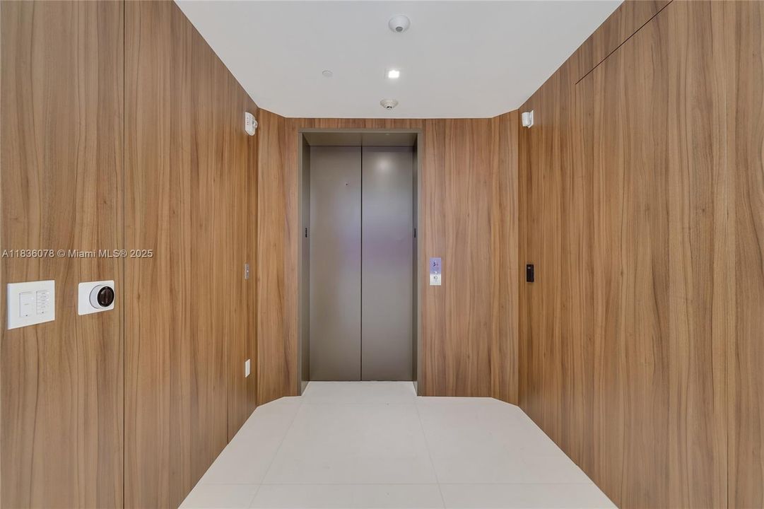 Недавно продано: $5,500,000 (3 спален, 4 ванн, 2913 Квадратных фут)