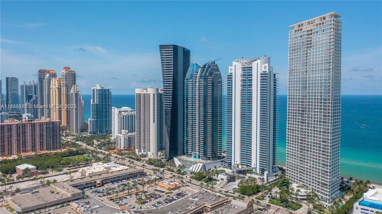 Недавно продано: $5,500,000 (3 спален, 4 ванн, 2913 Квадратных фут)