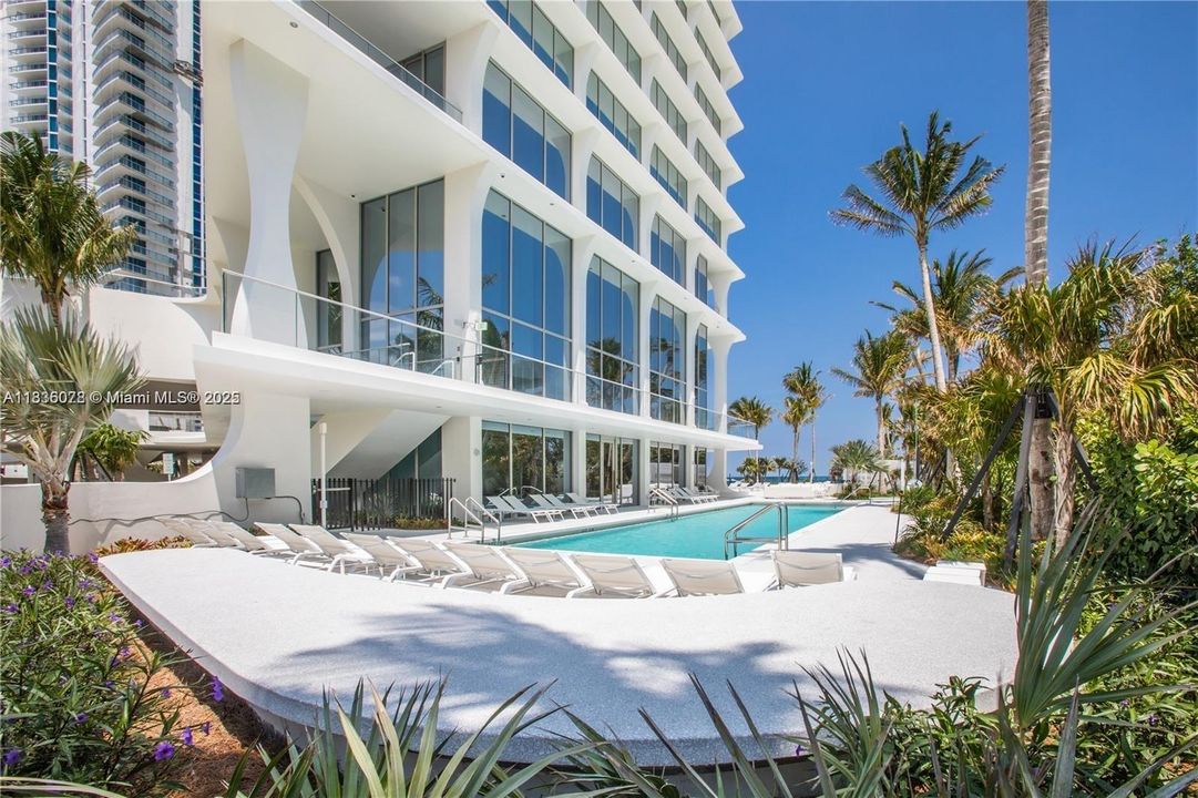 Недавно продано: $5,500,000 (3 спален, 4 ванн, 2913 Квадратных фут)