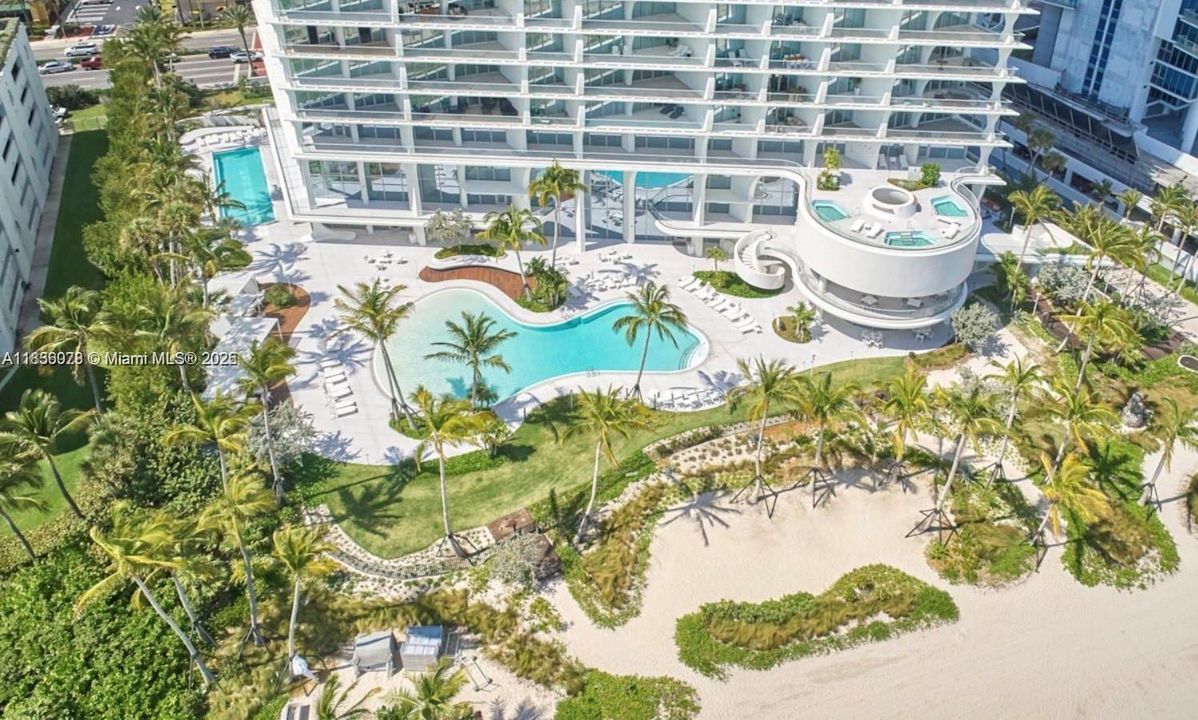 Недавно продано: $5,500,000 (3 спален, 4 ванн, 2913 Квадратных фут)