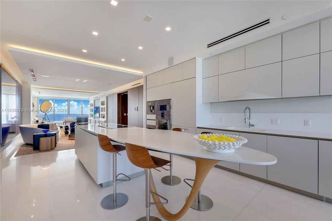 Недавно продано: $5,500,000 (3 спален, 4 ванн, 2913 Квадратных фут)