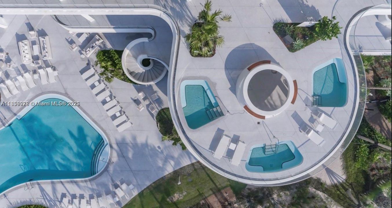 Недавно продано: $5,500,000 (3 спален, 4 ванн, 2913 Квадратных фут)