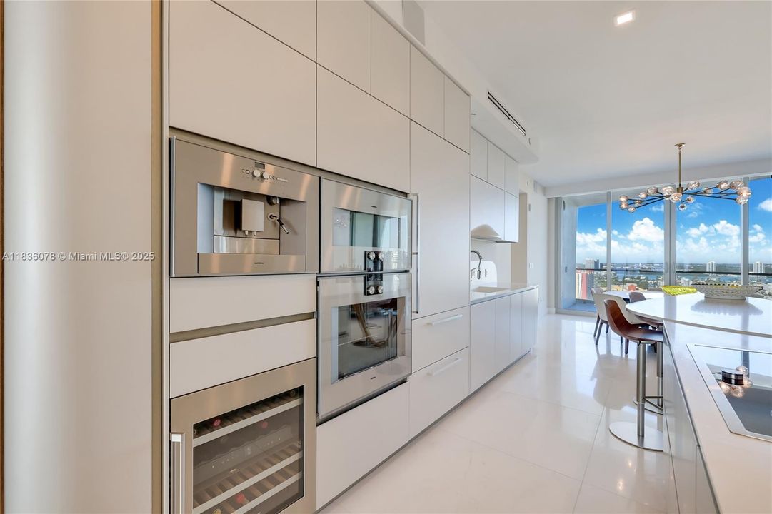 Недавно продано: $5,500,000 (3 спален, 4 ванн, 2913 Квадратных фут)