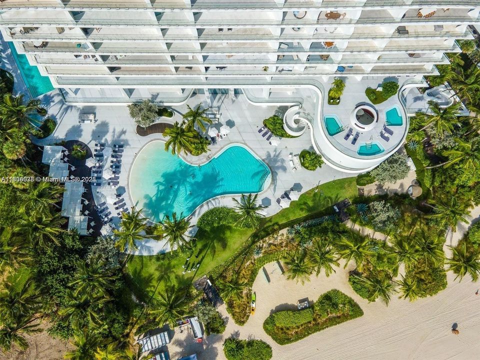 Недавно продано: $5,500,000 (3 спален, 4 ванн, 2913 Квадратных фут)