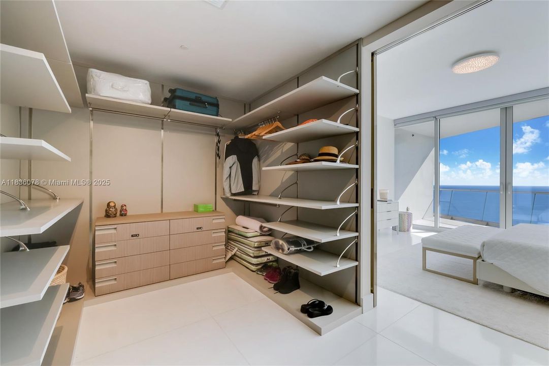 Недавно продано: $5,500,000 (3 спален, 4 ванн, 2913 Квадратных фут)