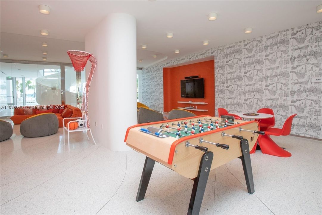 Недавно продано: $5,500,000 (3 спален, 4 ванн, 2913 Квадратных фут)