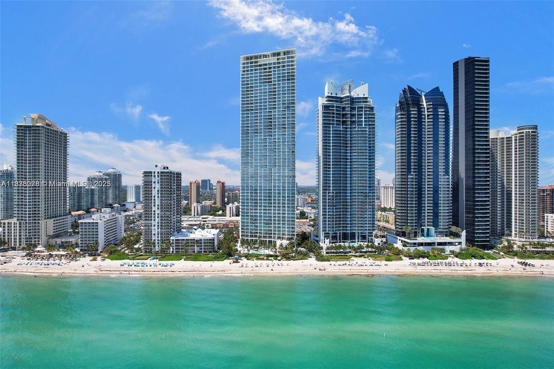 Недавно продано: $5,500,000 (3 спален, 4 ванн, 2913 Квадратных фут)