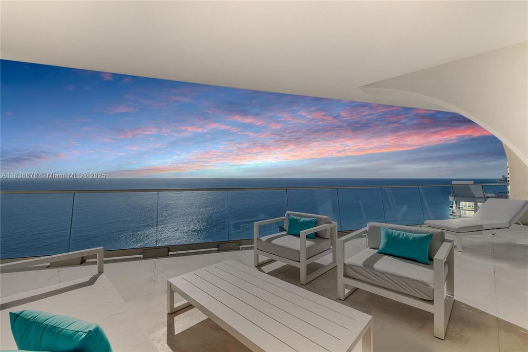 Недавно продано: $5,500,000 (3 спален, 4 ванн, 2913 Квадратных фут)