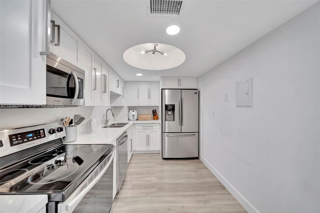 Active With Contract: $560,000 (2 beds, 2 baths, 1097 Square Feet)