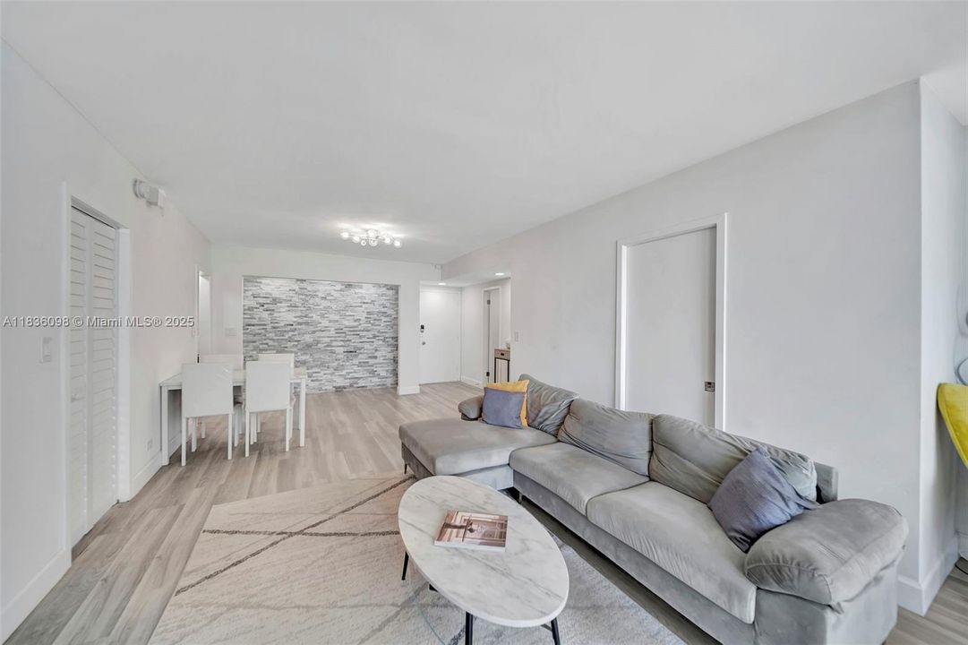 Active With Contract: $560,000 (2 beds, 2 baths, 1097 Square Feet)