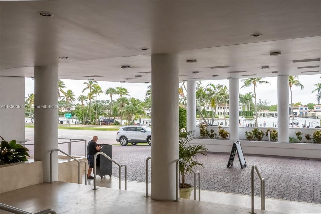 Active With Contract: $560,000 (2 beds, 2 baths, 1097 Square Feet)