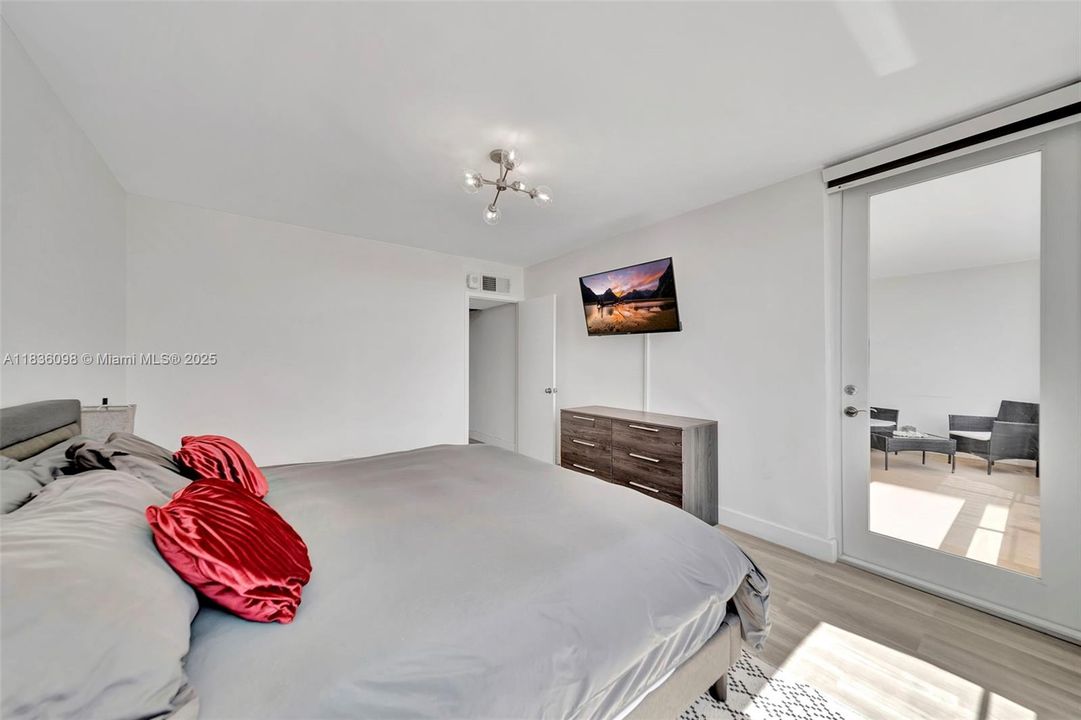 Active With Contract: $560,000 (2 beds, 2 baths, 1097 Square Feet)