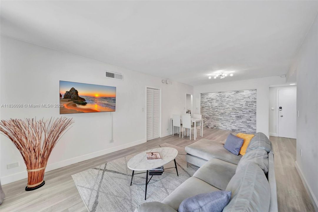 Active With Contract: $560,000 (2 beds, 2 baths, 1097 Square Feet)