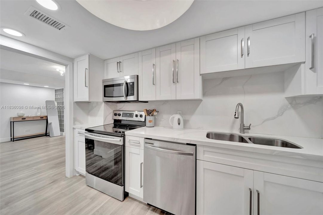 Active With Contract: $560,000 (2 beds, 2 baths, 1097 Square Feet)