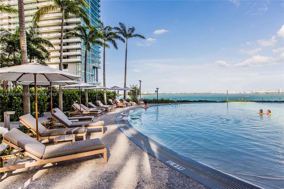 En Venta: $925,000 (2 camas, 3 baños, 1151 Pies cuadrados)