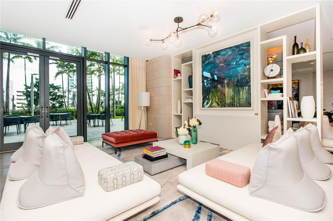 En Venta: $925,000 (2 camas, 3 baños, 1151 Pies cuadrados)