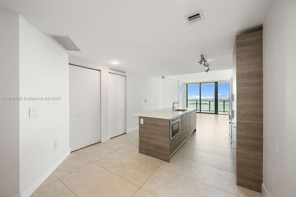 En Venta: $925,000 (2 camas, 3 baños, 1151 Pies cuadrados)