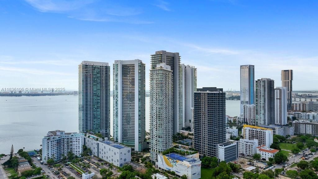 En Venta: $925,000 (2 camas, 3 baños, 1151 Pies cuadrados)