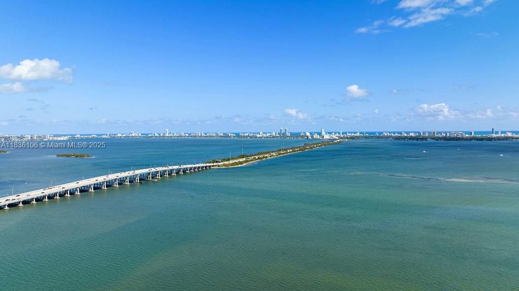 En Venta: $925,000 (2 camas, 3 baños, 1151 Pies cuadrados)