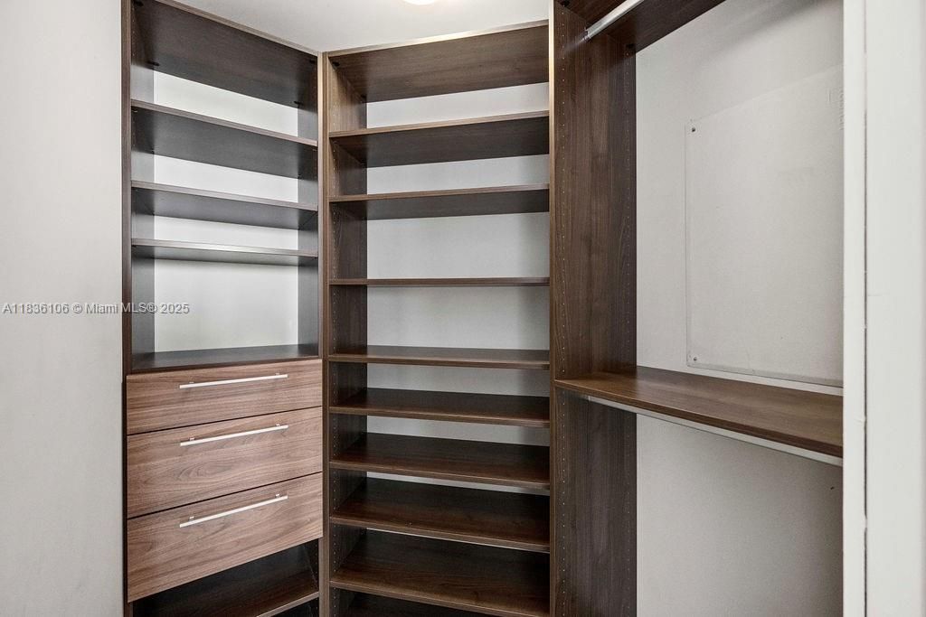 En Venta: $925,000 (2 camas, 3 baños, 1151 Pies cuadrados)