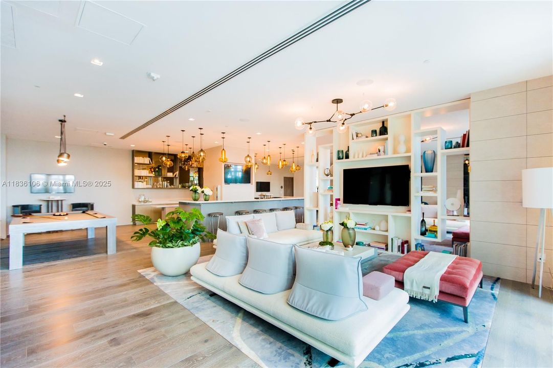 En Venta: $925,000 (2 camas, 3 baños, 1151 Pies cuadrados)