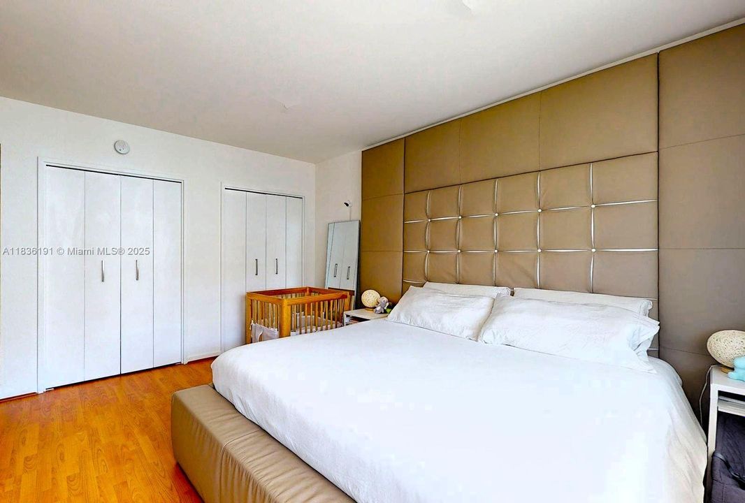 For Sale: $448,000 (1 beds, 1 baths, 930 Square Feet)