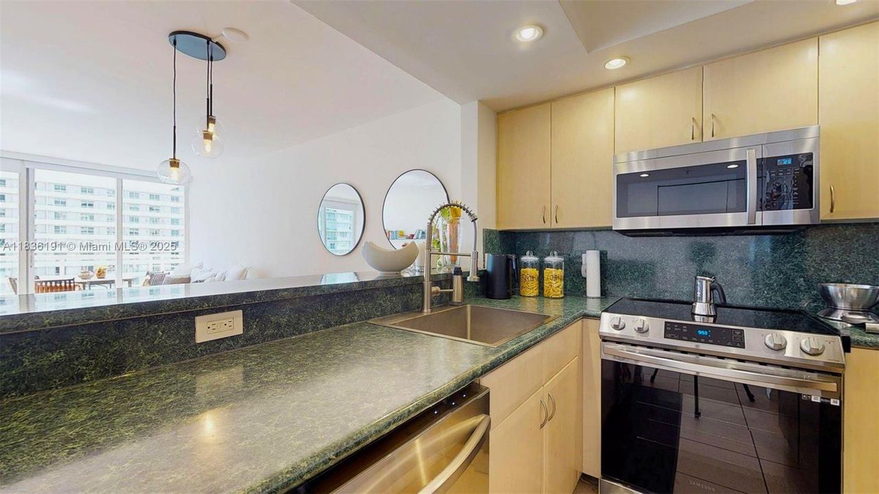 For Sale: $448,000 (1 beds, 1 baths, 930 Square Feet)