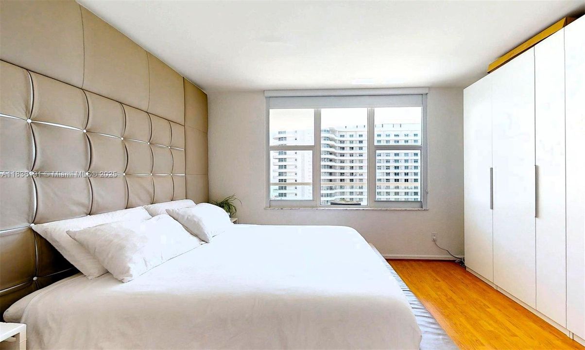 For Sale: $448,000 (1 beds, 1 baths, 930 Square Feet)