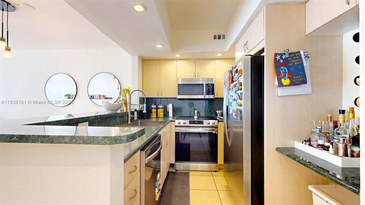 For Sale: $448,000 (1 beds, 1 baths, 930 Square Feet)