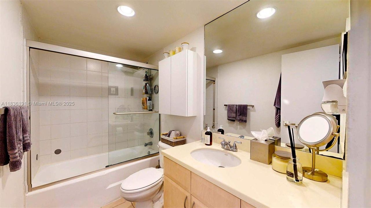 For Sale: $448,000 (1 beds, 1 baths, 930 Square Feet)