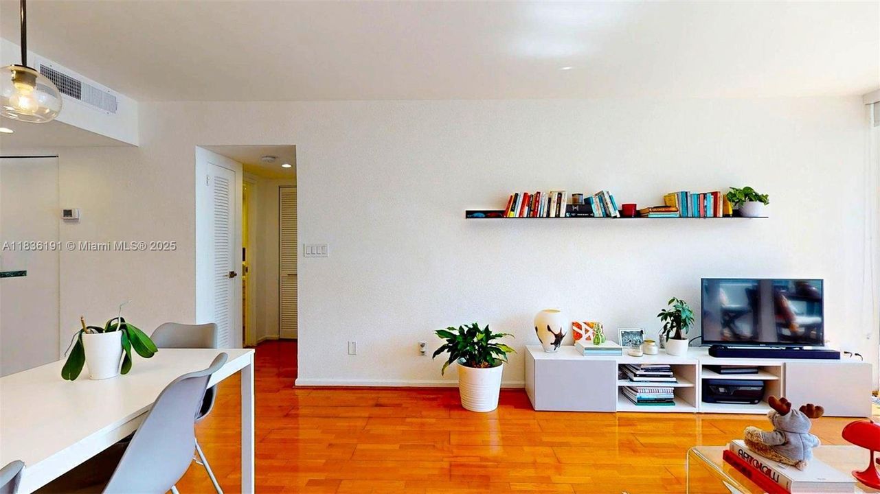 For Sale: $448,000 (1 beds, 1 baths, 930 Square Feet)