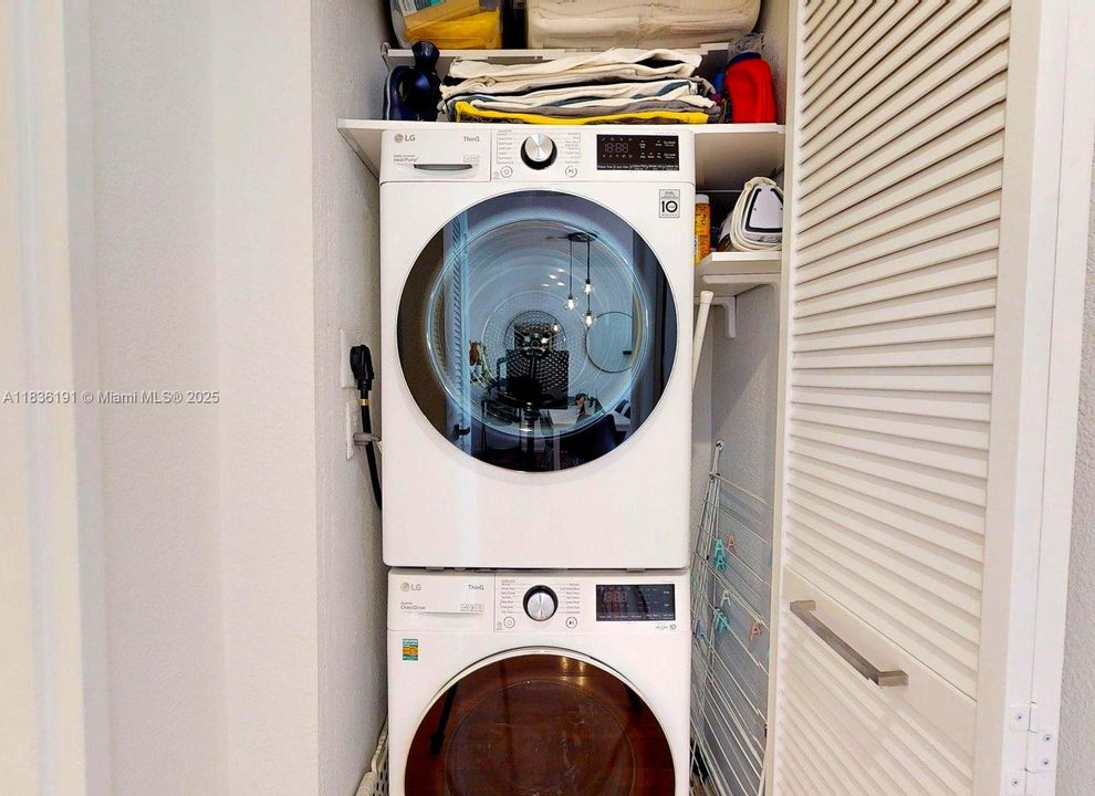 For Sale: $448,000 (1 beds, 1 baths, 930 Square Feet)