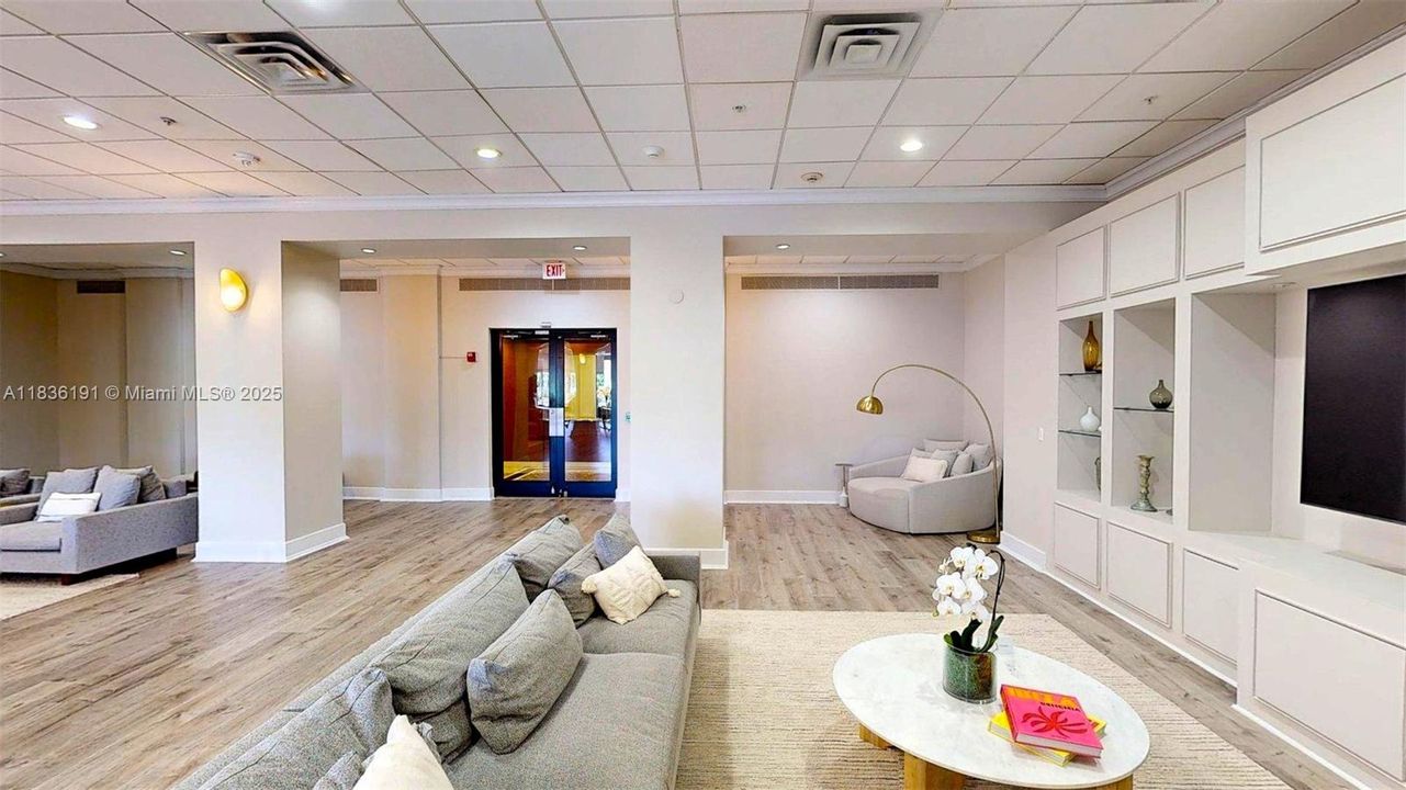 For Sale: $448,000 (1 beds, 1 baths, 930 Square Feet)